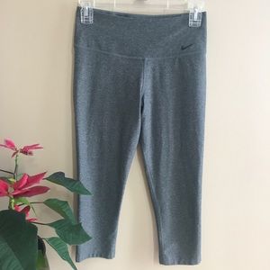 NIKE Dri-Fit women’s grey cropped leggings